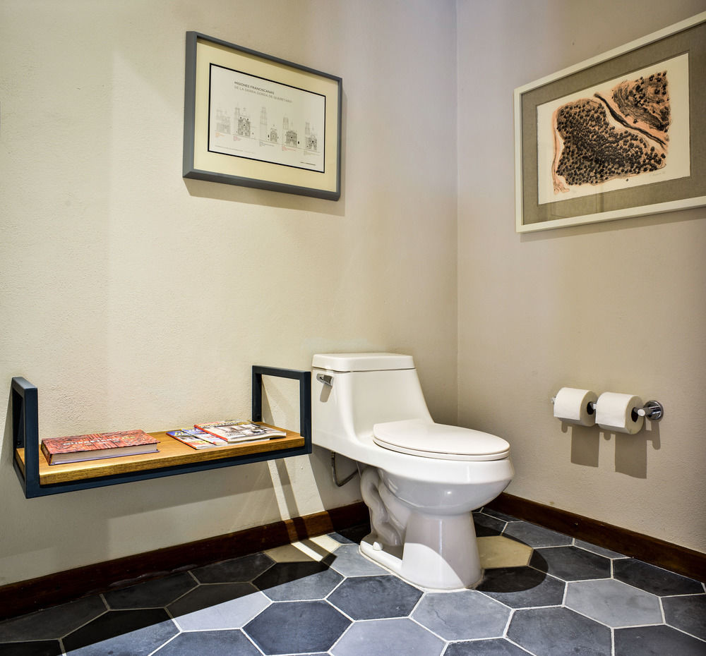Hotel Criol كويريتارو المظهر الخارجي الصورة A modern flush toilet